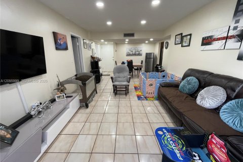 Copropriété à louer à Hialeah, Floride: 2 chambres, 86.4 m2 № 2388046 - photo 7