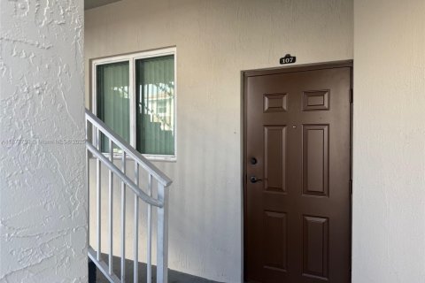 Купить кондоминиум в Хомстед, Флорида 2 спальни, 84.91м2, № 2079215 - фото 3