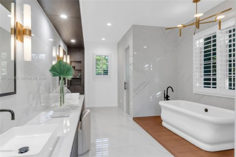 House in Miami, Florida 6 bedrooms, 569.96 sq.m. № 2004274 - photo 23