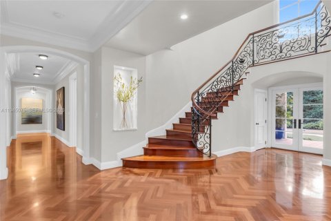 House in Miami, Florida 6 bedrooms, 569.96 sq.m. № 2004274 - photo 4