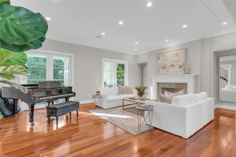 House in Miami, Florida 6 bedrooms, 569.96 sq.m. № 2004274 - photo 5
