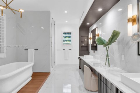 House in Miami, Florida 6 bedrooms, 569.96 sq.m. № 2004274 - photo 24