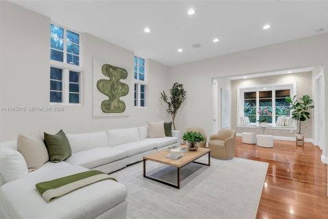 House in Miami, Florida 6 bedrooms, 569.96 sq.m. № 2004274 - photo 15
