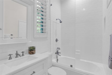 House in Miami, Florida 6 bedrooms, 569.96 sq.m. № 2004274 - photo 27