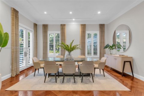 House in Miami, Florida 6 bedrooms, 569.96 sq.m. № 2004274 - photo 10