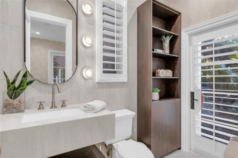 House in Miami, Florida 6 bedrooms, 569.96 sq.m. № 2004274 - photo 17