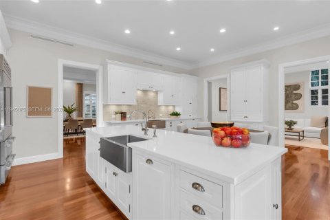 House in Miami, Florida 6 bedrooms, 569.96 sq.m. № 2004274 - photo 12