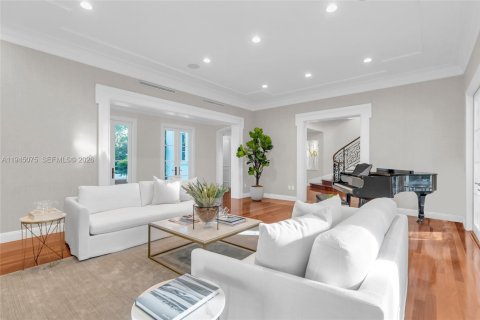 House in Miami, Florida 6 bedrooms, 569.96 sq.m. № 2004274 - photo 6