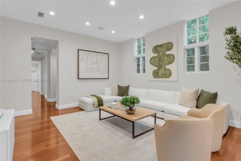 House in Miami, Florida 6 bedrooms, 569.96 sq.m. № 2004274 - photo 16