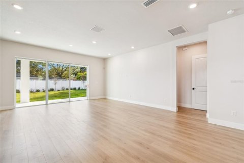 House in Tampa, Florida 5 bedrooms, 323.21 sq.m. № 2108038 - photo 10