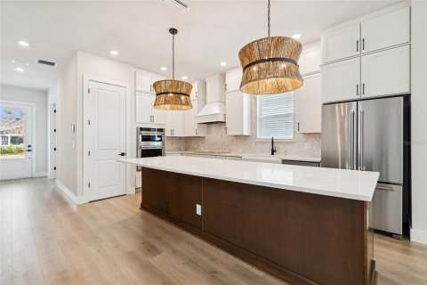 House in Tampa, Florida 5 bedrooms, 323.21 sq.m. № 2108038 - photo 4