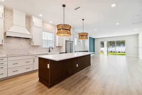 House in Tampa, Florida 5 bedrooms, 323.21 sq.m. № 2108038 - photo 3
