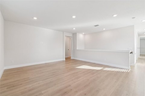 House in Tampa, Florida 5 bedrooms, 323.21 sq.m. № 2108038 - photo 17