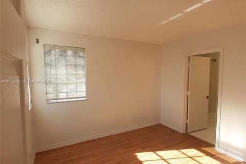 Снять в аренду таунхаус в Уэстон, Флорида 3 спальни, 134.06м2, № 2009235 - фото 18