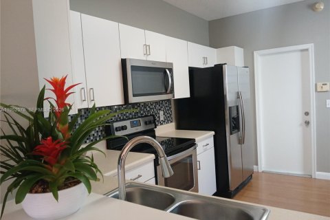 Снять в аренду таунхаус в Уэстон, Флорида 3 спальни, 134.06м2, № 2009235 - фото 3