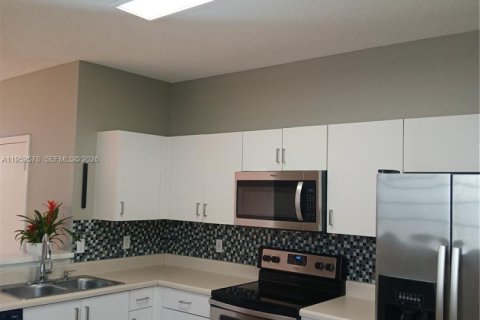 Снять в аренду таунхаус в Уэстон, Флорида 3 спальни, 134.06м2, № 2009235 - фото 4