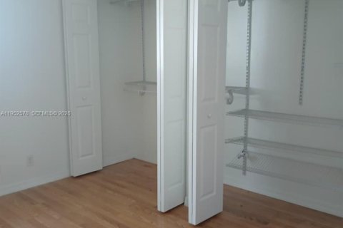 Снять в аренду таунхаус в Уэстон, Флорида 3 спальни, 134.06м2, № 2009235 - фото 10