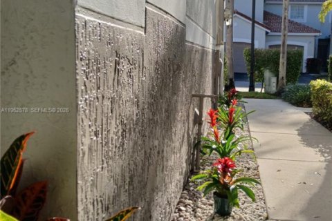 Снять в аренду таунхаус в Уэстон, Флорида 3 спальни, 134.06м2, № 2009235 - фото 2