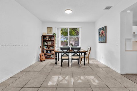 House in Cooper City, Florida 4 bedrooms, 227.61 sq.m. № 1871675 - photo 10