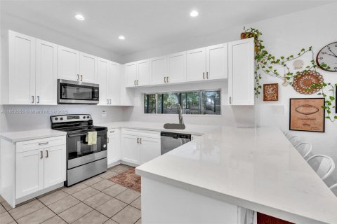 House in Cooper City, Florida 4 bedrooms, 227.61 sq.m. № 1871675 - photo 15