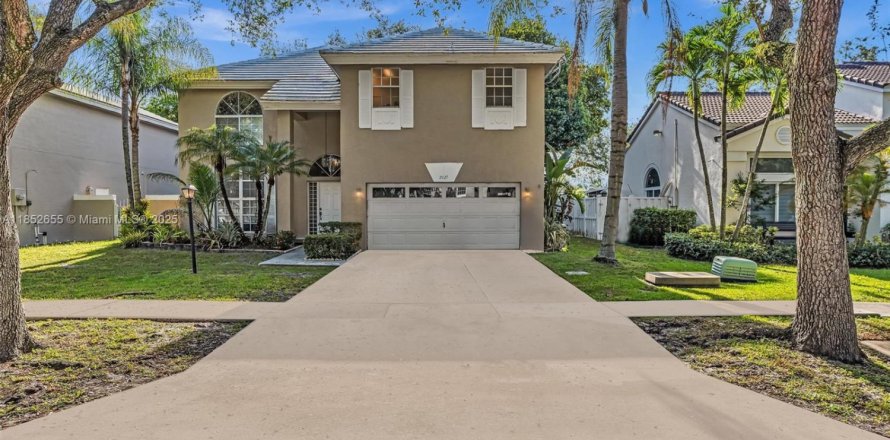 House in Cooper City, Florida 4 bedrooms, 227.61 sq.m. № 1871675
