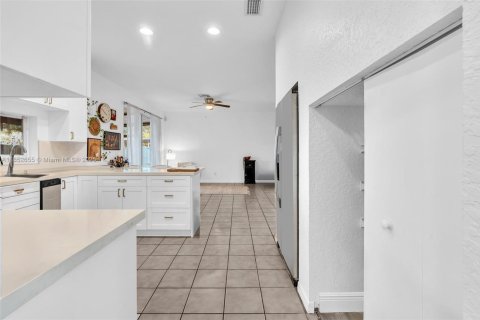 House in Cooper City, Florida 4 bedrooms, 227.61 sq.m. № 1871675 - photo 13