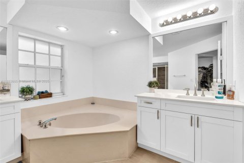 House in Cooper City, Florida 4 bedrooms, 227.61 sq.m. № 1871675 - photo 30