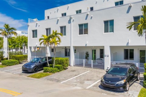 Adosado en LANDMARK en Doral, Florida 3 dormitorios, 122.17 m2 № 2052238
