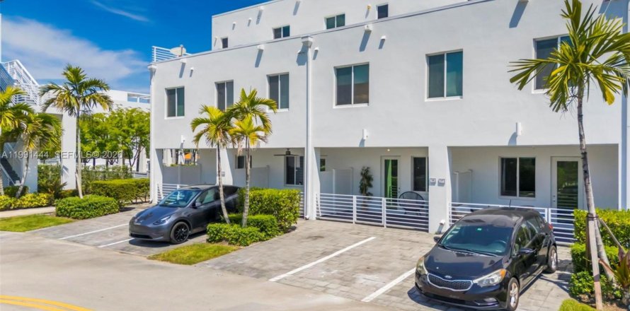 Adosado en LANDMARK en Doral, Florida 3 dormitorios, 122.17 m2 № 2052238