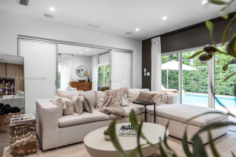 House in Miami, Florida 3 bedrooms, 222.22 sq.m. № 1997605 - photo 10