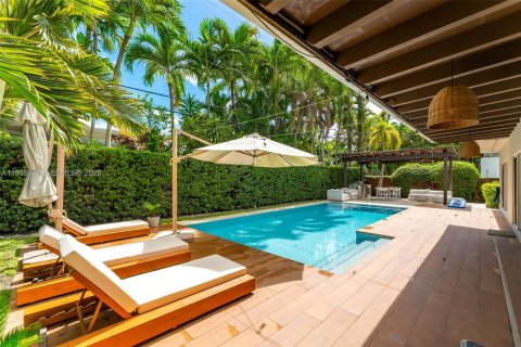 House in Miami, Florida 3 bedrooms, 222.22 sq.m. № 1997605 - photo 29