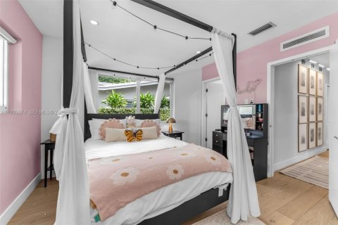 House in Miami, Florida 3 bedrooms, 222.22 sq.m. № 1997605 - photo 18
