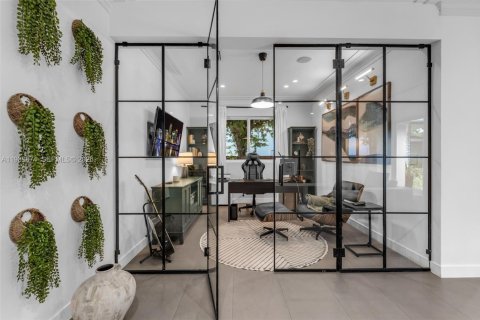 House in Miami, Florida 3 bedrooms, 222.22 sq.m. № 1997605 - photo 11