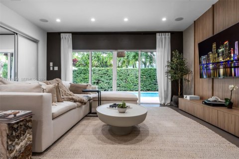 House in Miami, Florida 3 bedrooms, 222.22 sq.m. № 1997605 - photo 9