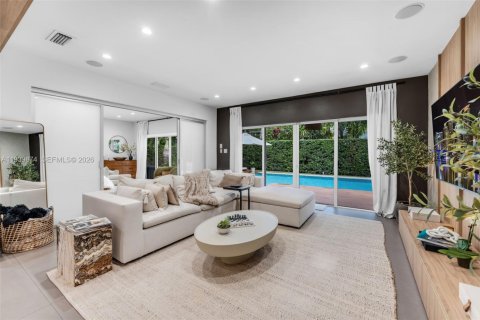 House in Miami, Florida 3 bedrooms, 222.22 sq.m. № 1997605 - photo 7