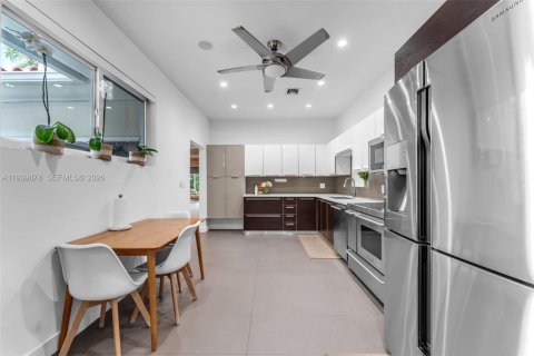 House in Miami, Florida 3 bedrooms, 222.22 sq.m. № 1997605 - photo 15