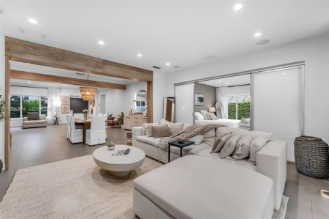 House in Miami, Florida 3 bedrooms, 222.22 sq.m. № 1997605 - photo 8