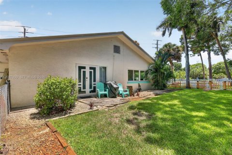 House in Stuart, Florida 4 bedrooms, 166.3 sq.m. № 2176437 - photo 19