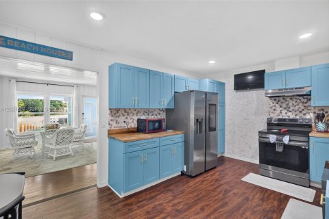 House in Stuart, Florida 4 bedrooms, 166.3 sq.m. № 2176437 - photo 30