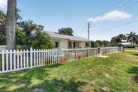 House in Stuart, Florida 4 bedrooms, 166.3 sq.m. № 2176437 - photo 9