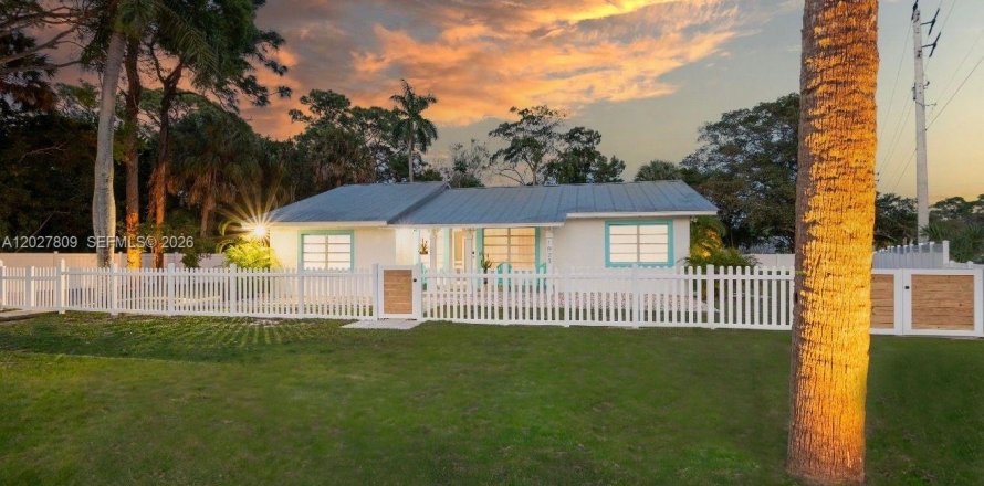 House in Stuart, Florida 4 bedrooms, 166.3 sq.m. № 2176437
