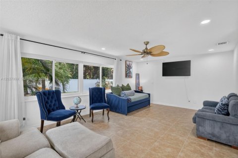 House in Stuart, Florida 4 bedrooms, 166.3 sq.m. № 2176437 - photo 28