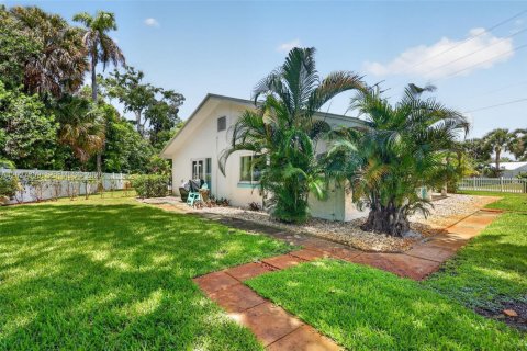 House in Stuart, Florida 4 bedrooms, 166.3 sq.m. № 2176437 - photo 16