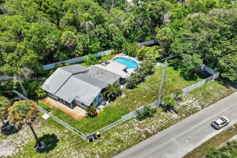 House in Stuart, Florida 4 bedrooms, 166.3 sq.m. № 2176437 - photo 3
