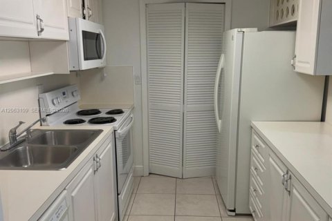 Condo in Weston, Florida, 2 bedrooms № 2265261 - photo 5