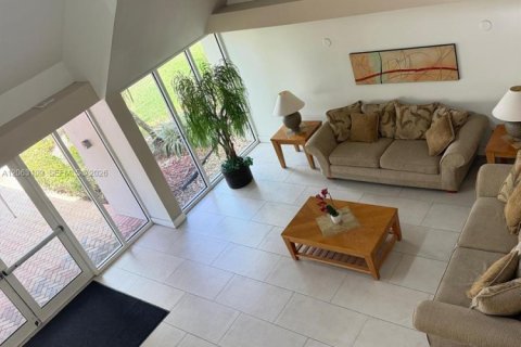 Condo in Weston, Florida, 2 bedrooms № 2265261 - photo 2