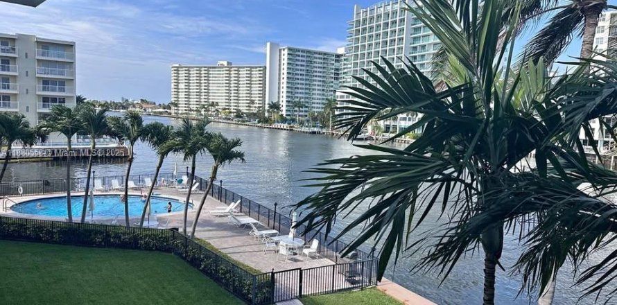 Condominio en Fort Lauderdale, Florida, 1 dormitorio  № 1978251
