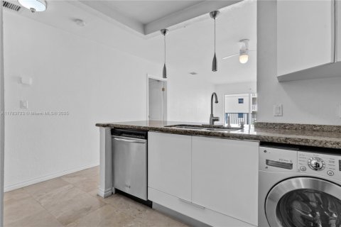 Condominio en venta en Miami, Florida, 1 dormitorio, 65.87 m2 № 1738481 - foto 10