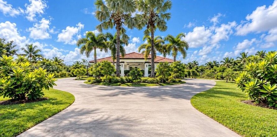 House in Homestead, Florida 8 bedrooms, 442.4 sq.m. № 2430193