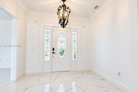 House in Homestead, Florida 8 bedrooms, 442.4 sq.m. № 2430193 - photo 2